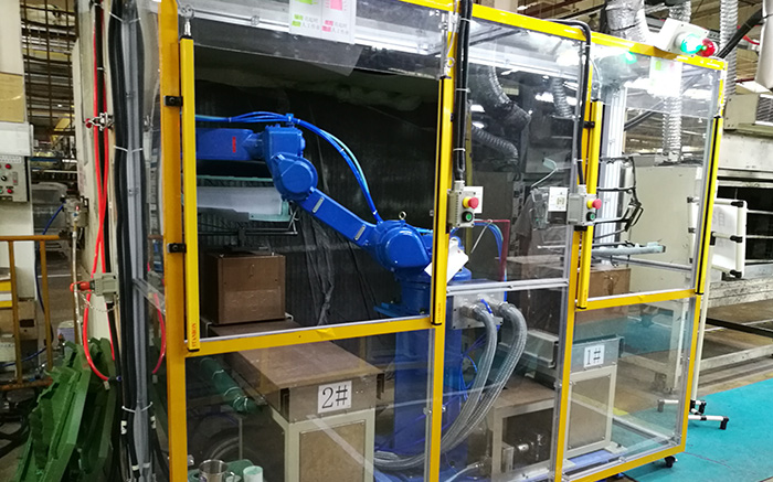 機(jī)器人噴膠汽車內(nèi)飾件